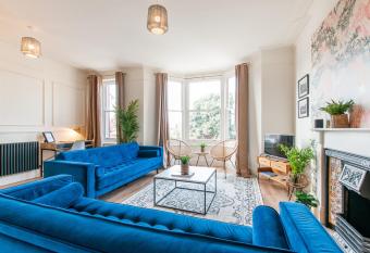 Queen Palm Apartment - Margate - 3 mins walk to beach allows 18 year olds to book a room