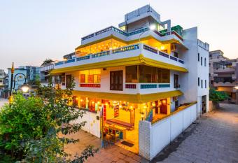 goSTOPS Varanasi allows 18 year olds to book a room