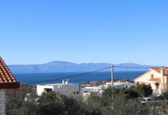 VILLA BASILEA allows 18 year olds to book a room