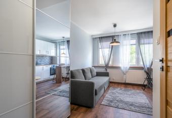 12 Gdynia Centrum - Apartament Mieszkanie dla 2 os allows 18 year olds to book a room