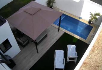Townhouse with Private Pool and Beach Access. allows 18 year olds to book a room