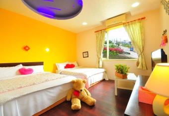 Smile Orange Homestay has Balcony rooms