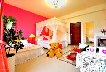 Happy Orange Homestay has Balcony rooms