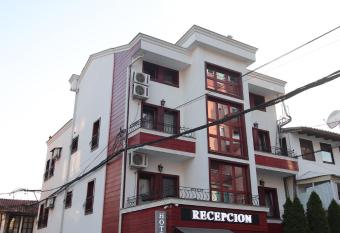 Zambaku i Bardhe Hotel & Bar has Balcony rooms
