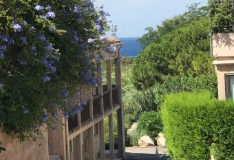 Studio 2 adultes 2 enfants Sanary sur Mer    800m de la mer has Balcony rooms