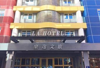 La Hotel-Baseball Theme Hall allows 18 year olds to book a room