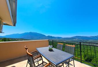 Sunset Chaser - Rural Dalmatian Mountain View - Makarska, Brela has rooms with a private hot tub