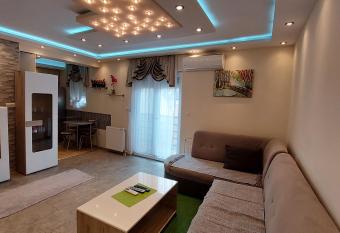 Apartman Irena has rooms with a private hot tub