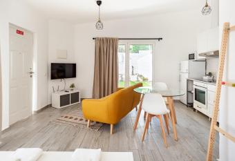 Sintra Studio Garden - Free Parking allows 18 year olds to book a room