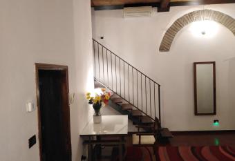 Los Lirios appartamento centro storico Ferrara allows 18 year olds to book a room