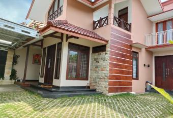 villa Eco green allows 18 year olds to book a room