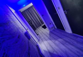 Luxury 9ine PENTHOUSE WITH GARDEN & JACUZZI has rooms with a private hot tub