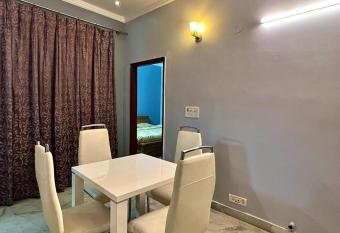 Entire floor 2BHK with full Kitchen Near Medanta hospital has Smoking/Balcony rooms