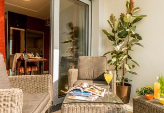 R  sidence Service Senior Villa Sully Paris Montreuil allows 18 year olds to book a room