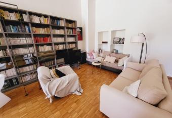 Nice apt with TERRACE in the HISTORICAL CENTER ! has Balcony rooms