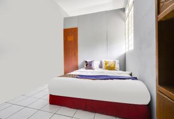 SPOT ON 91393 Budiluhur 10 Homestay Syariah allows 18 year olds to book a room