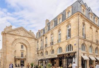 H  tel Madame allows 18 year olds to book a room