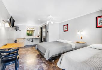 Mount Bretherton Room 8 at Mount Walker Inn has Balcony rooms