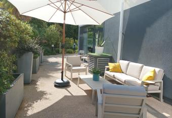 Le Cannet Appart S has Balcony rooms