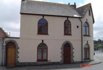 Sea Reach Apartment, 2 minutes from beach and town allows 18 year olds to book a room