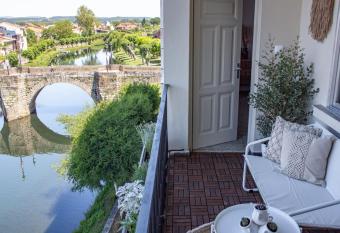 a casa da Alicia allows 18 year olds to book a room