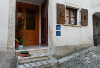 Rooms Serafin allows 18 year olds to book a room