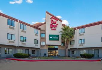 Hometowne Studios By Red Roof San Antonio - Seaworld/Northwest allows 18 year olds to book a room