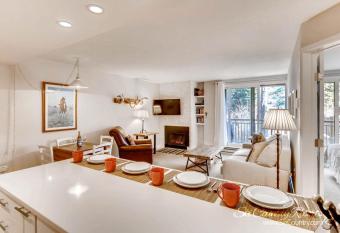 Bright and Cheery, Renovated Condo with Winter Ski in and out, Summer Hiking Access TE102 has Balcony rooms