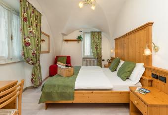 Albergo Alla Costa has Balcony rooms