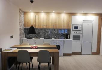 apartamento cinema allows 18 year olds to book a room