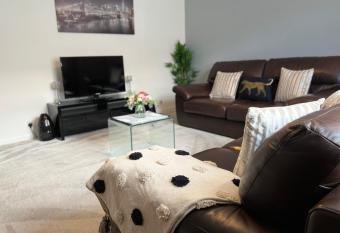 2 BED WEST END APARTMENT. allows 18 year olds to book a room