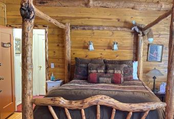 Gold Mountain Manor has rooms with a private hot tub