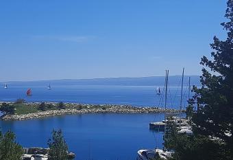 Old Captain s Apartments - in a pine wood by the sea and tennis courts allows 18 year olds to book a room