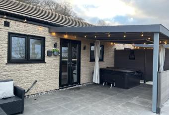 Terfyn Hall holiday Apartment 2 has rooms with a private hot tub