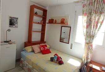 Acogedora habitaci  n en Torremolinos allows 18 year olds to book a room