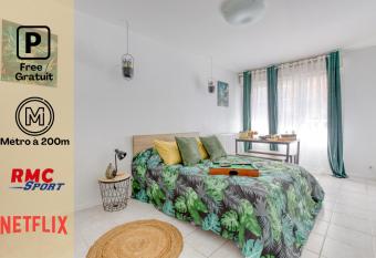 Charmant studio au pied du m  tro (ligne 8) allows 18 year olds to book a room