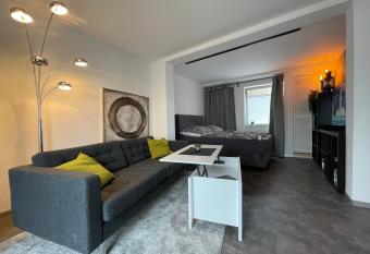 Gleis 11 - kontaktloser 24-7 Check-I, Boxpringbett, W-LAN & Parkplatz kostenlos allows 18 year olds to book a room