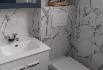   Econ  mico y bien ubicado! allows 18 year olds to book a room