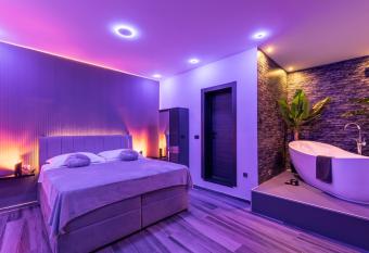 Luxury room Ekstaza allows 18 year olds to book a room