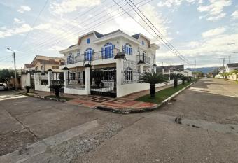 Casa Quinta en Anapoima has Balcony rooms