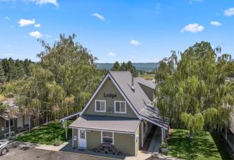 Birch Glen Lodge allows 18 year olds to book a room