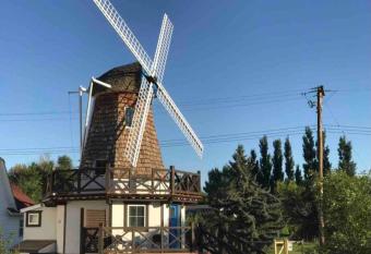 The Windmill I Fireplace I Patio I Sleeps 3 Guests has Balcony rooms