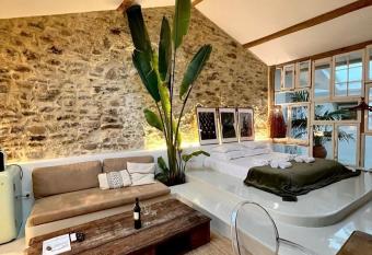 Suites D  aldeia - Suite 16 allows 18 year olds to book a room