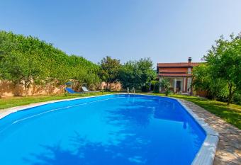 Holiday Home Narona allows 18 year olds to book a room