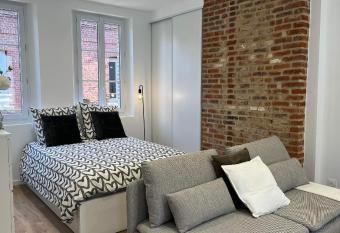 DAUTRESIRE allows 18 year olds to book a room