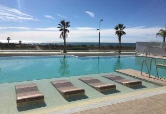 Duna Beach - Infinity Pool allows 18 year olds to book a room