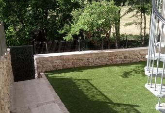 Charmante petite maison en pierre, avec acc  s autonome has Balcony rooms