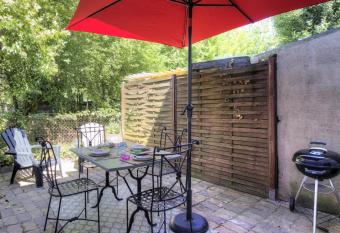 Les Moineaux d Albi has Balcony rooms