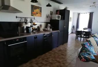 Maison au coeur du village de la Salvetat sur Agout has Balcony rooms