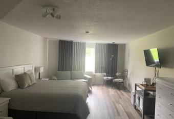 Auberge Matha has rooms with a private hot tub